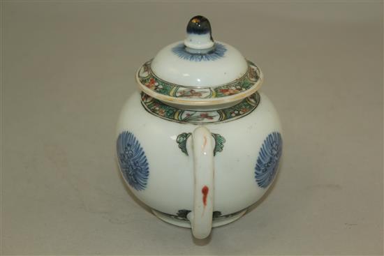 A Chinese famille verte and underglaze blue teapot and cover, Kangxi period, 12cm